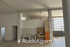 STABILE COMMERCIALE CON PIAZZALE E APPARTAMENTO