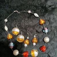  Set di collana e due paio di orecchini 