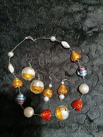  Set di collana e due paio di orecchini 