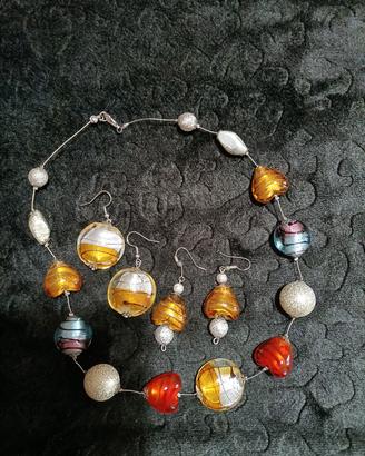  Set di collana e due paio di orecchini 