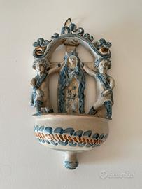 acquasantiera da parete in maiolica policroma