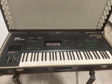 Yamaha sy77 custodia rigida e batteria nuova