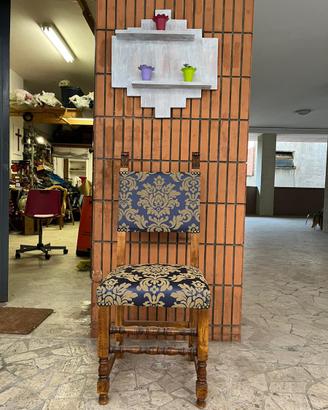 Sedia antica in noce