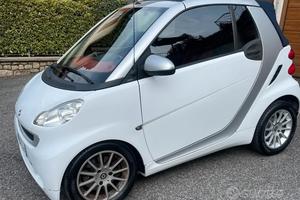 Smart 451 cabrio bianca con capot blu