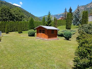 Casetta per giardino con tetto in lamiera