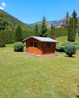 Casetta per giardino con tetto in lamiera