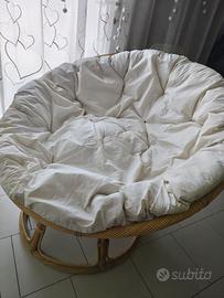 Splendida Poltrona Rattan con Ampio Cuscino Bianco