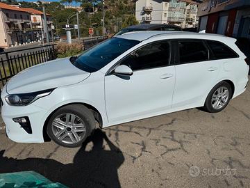 Kia Ceed SW 1.6 CRDi Aut. – Autocarro IVA esposta