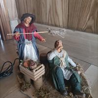 Statua in movimento presepe 24/30 cm Donna picchia