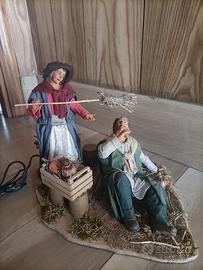 Statua in movimento presepe 24/30 cm Donna picchia