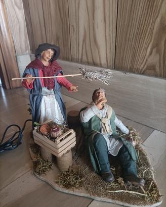 Statua in movimento presepe 24/30 cm Donna picchia