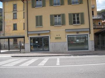 Tre vetrine fronte strada