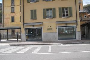 Tre vetrine fronte strada