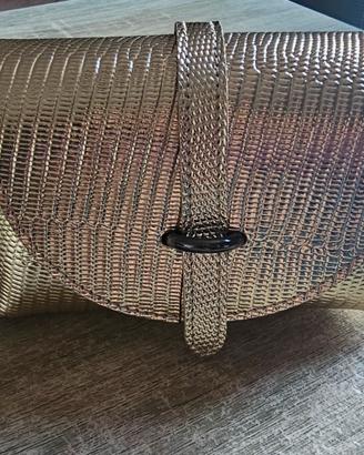 borsetta pochette color oro effetto rettile 