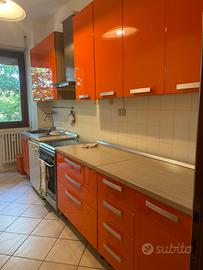 Mobili di cucina colore arancio laccato lucido