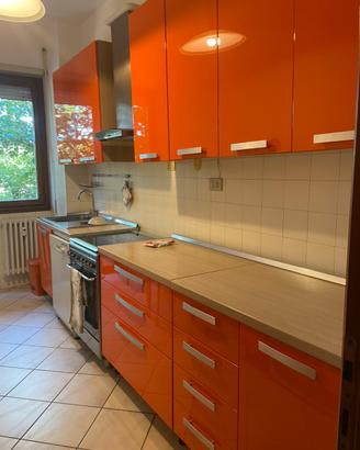 Mobili di cucina colore arancio laccato lucido