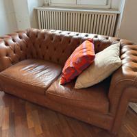 Divano e poltrona di pelle chesterfield