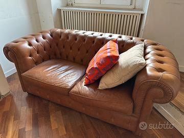 Divano e poltrona di pelle chesterfield