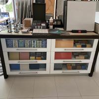 Arredamento per negozio di ceramiche e legno