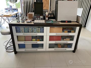 Arredamento per negozio di ceramiche e legno