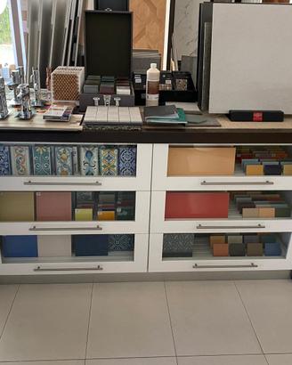 Arredamento per negozio di ceramiche e legno