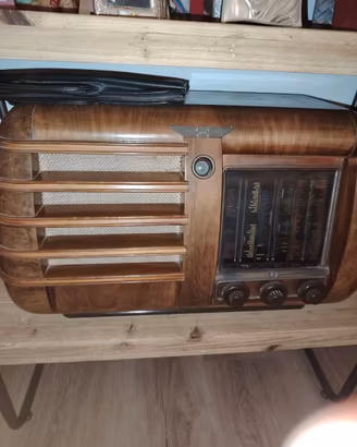 Radio d'epoca. Vintage in legno