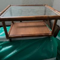 Due mobili in giunco con legature in midollino,