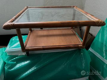 Due mobili in giunco con legature in midollino,