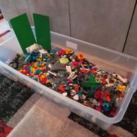 Lotto lego 3 kg con basi verdi e gadget 