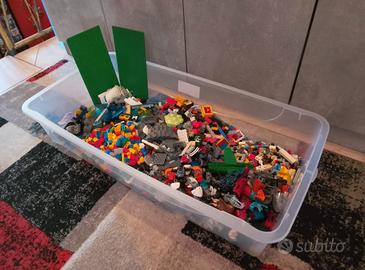 Lotto lego 3 kg con basi verdi e gadget 