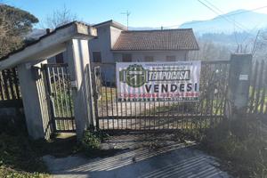 Abitazione singola con ampio terreno circostante