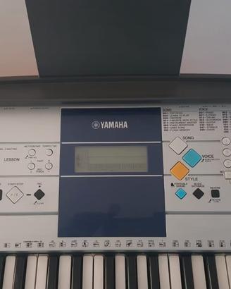 Tastiera yamaha psr e323 completa di accessori