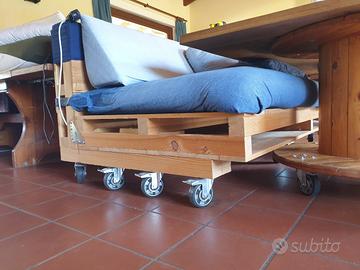 Divano con ruote