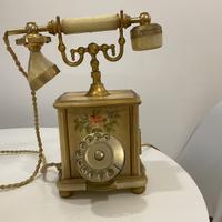 Telefono antico con placcatura in oro