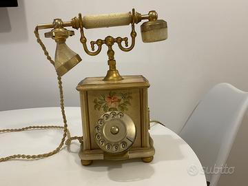 Telefono antico con placcatura in oro