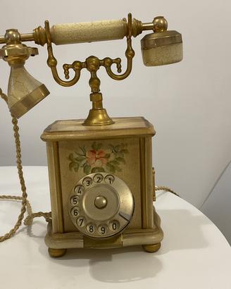 Telefono antico con placcatura in oro