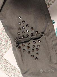 pantalone da donna con borchie e tagli ginocchia