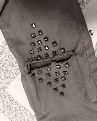 pantalone da donna con borchie e tagli ginocchia