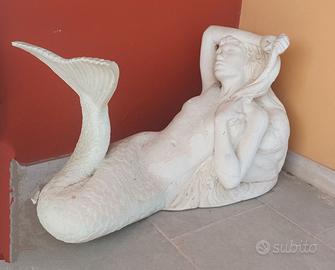 Tavolino da salotto con sirena.