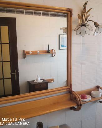 Specchiera, mensole e kit accessori bagno in bambu