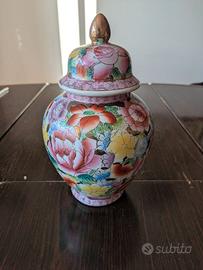 Vaso orientale con decorazioni di fiori