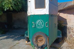 Trailer per il trasporto di cavalli 