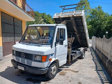 Autocarro ribaltabile con gru
