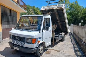 Autocarro ribaltabile con gru