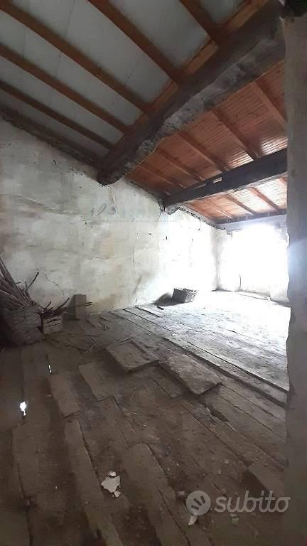 Rustico / Casale di 600 m² con più di 5 locali a B - Vista 4