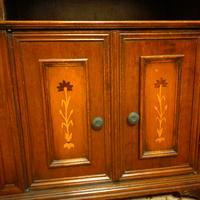 Mobiletto in legno con ante.