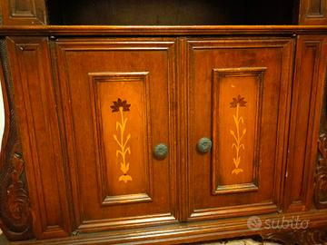 Mobiletto in legno con ante.