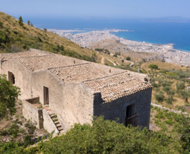 Antico fabbricato in tenuta di 15,7 ha