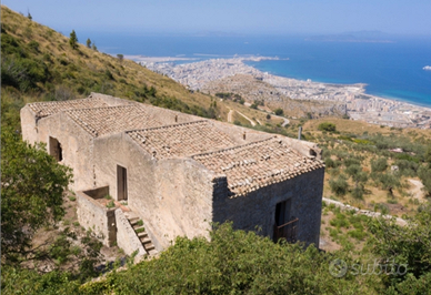 Antico fabbricato in tenuta di 15,7 ha