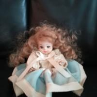 piccola bambola di porcellana